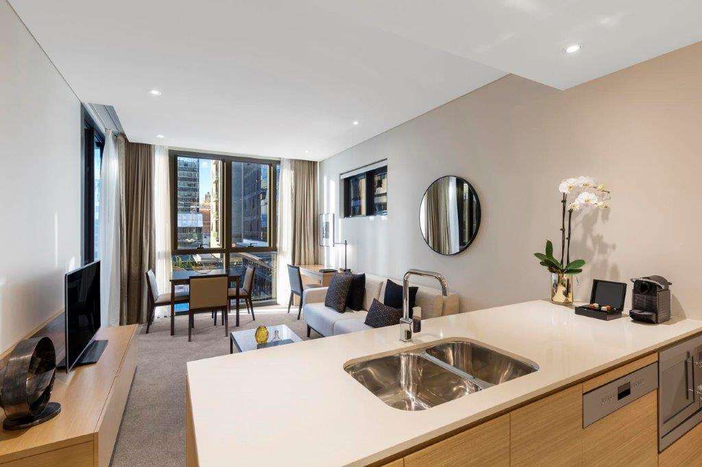 Skye Suites Sydney Szoba fotó A typical apartment interior