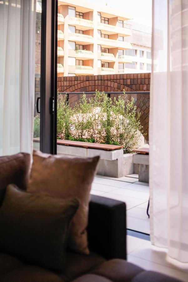 Skye Suites Sydney Kültér fotó A view of the garden from the living room
